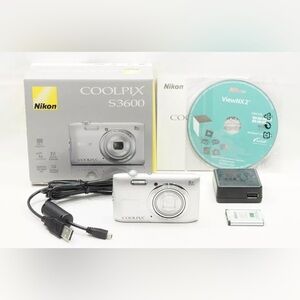 Nikon Coolpix S3600 20.1MP MINT condition